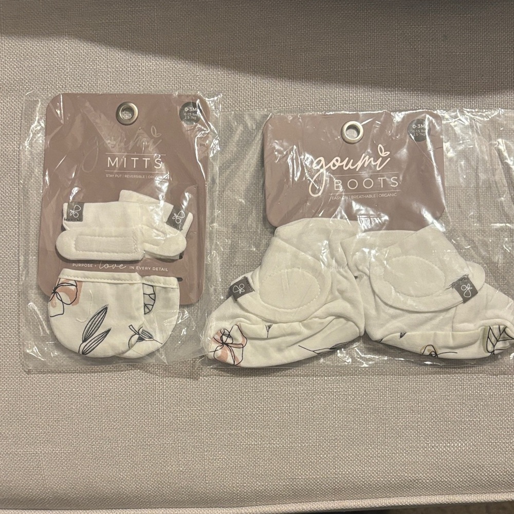Goumi White and floral Mitts and Boots Set